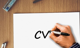 Czy umieszczać datę urodzin w CV?